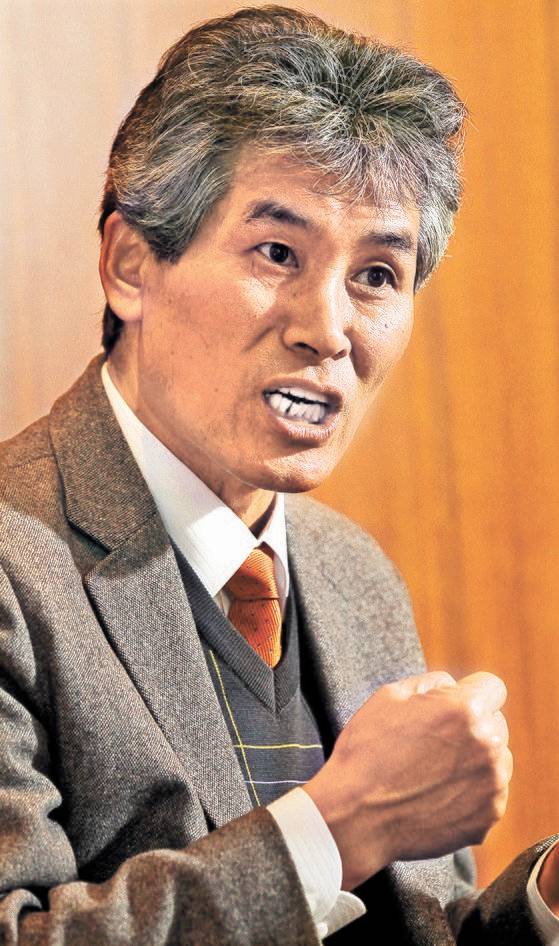 대표적 진보논객 강준만 교수가 신간 『권력은 사람의 뇌를 바꾼다』를 통해 ’문재인 정부를 내로남불의 화신“이라고 비판했다. [중앙포토]