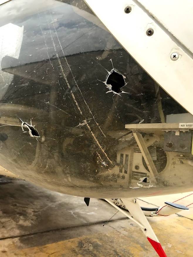 무장 단체 보코하람의 총격을 받아 구멍 뚫린 UNHAS 항공기 모습. 위험 지역에서 운항하는 경우가 많아 이런 상황이 종종 발생한다. [사진 최동욱씨]