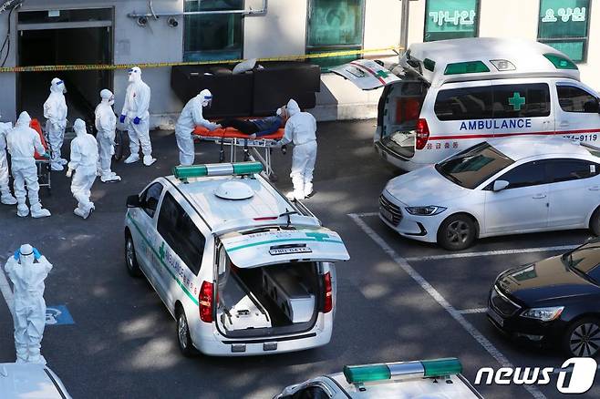 23일 오전 경기 남양주 오납읍의 한 요양원에서 신종 코로나바이러스 감염증(코로나19) 집단감염이 발생해 환자들이 이송되고 있다. /사진=뉴스1