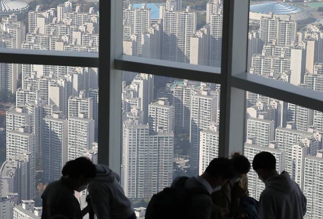 서울 송파구 롯데월드타워 전망대 '서울스카이'에서 바라본 잠실동 일대 아파트단지. [연합뉴스]