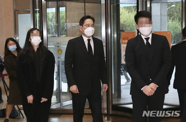 [서울=뉴시스] 고범준 기자 = 이건희 삼성그룹 회장이 별세한 25일 이재용 삼성전자 부회장이 이 회장의 빈소가 마련된 서울 강남구 삼성서울병원 장례식장으로 자녀들과 함께 들어서고 있다. (공동취재사진) 2020.10.25. photo@newsis.com