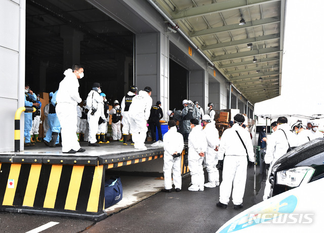 [용인=뉴시스] 김종택기자 = 5명의 사망자가 발생한 경기 용인시 양지면 SLC 물류센터에서 22일 오전 경찰과 소방,국과수 등 관계자들이 합동감식을 위해 현장으로 이동하고 있다. 2020.07.22.semail3778@naver.com