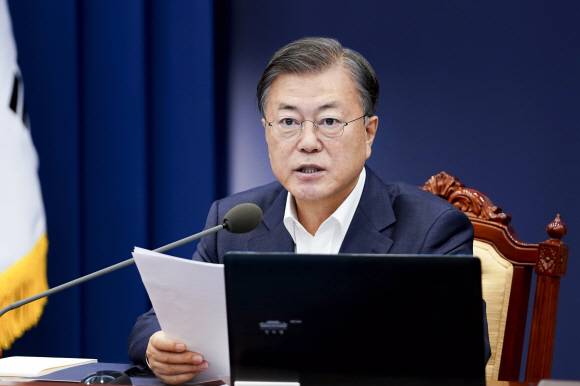 문재인 대통령이 26일 오후 청와대 여민관에서 열린 수석?보좌관회의에 참석해 발언하고 있다. 2020. 10. 26 도준석 기자pado@seoul.co.kr
