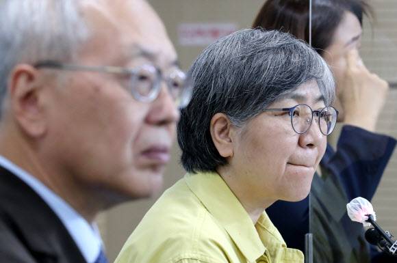 정은경(왼쪽 두 번째) 질병관리청장이 24일 충북 청주 질병청에서 열린 독감 예방접종 관련 브리핑에서 언론 질문을 받고 있다.청주 연합뉴스