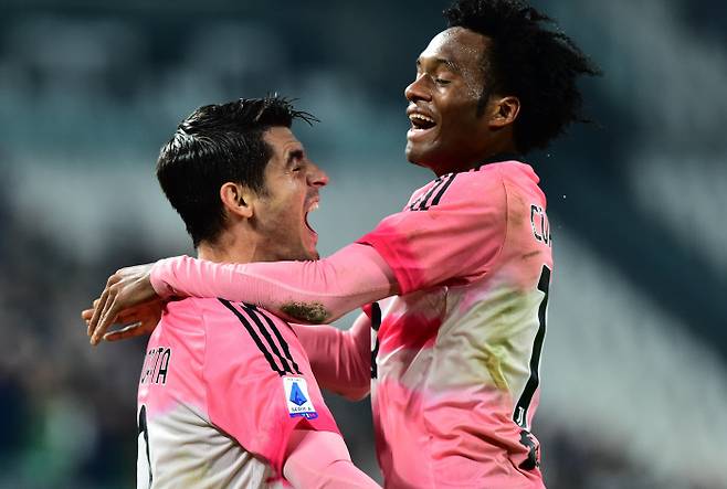 유벤투스 알바로 모라타(왼쪽)가 26일 홈에서 열린 헬라스 베로나전에서 동료 후안 콰드라도와 포옹하며 기뻐하고 있다. 모라타는 전반 추가시간에 콰드라도의 어시스트로 골을 터뜨렸으나 VAR 판독 끝에 오프사이드로 득점이 취소됐다. 로이터연합뉴스