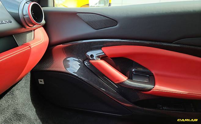 붉은 가죽과 검정 카본, 노란 바늘땀이 어우러진 마감. '이탈리안 감성'의 올바른 예다