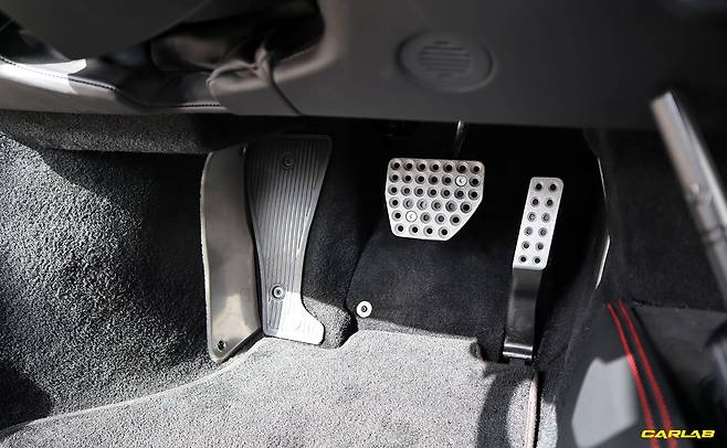 구조상 왼발 공간이 좁지만, 그래서 더 레이스카스럽다