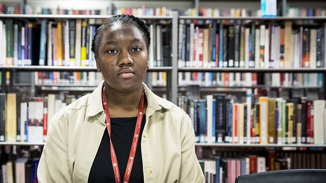 로베르타는 사교육을 받는 또래를 따라가기 어렵다고 말한다