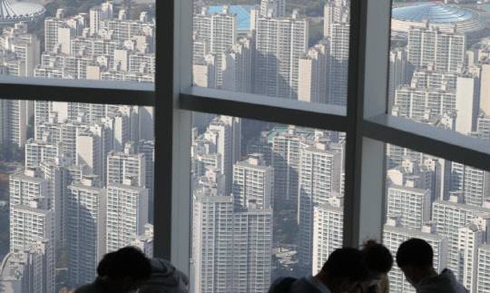 아파트 전세난에 2~3년 전 분양됐던 아파트 가격보다 현재 전세시세가 수억원씩 더 비싼 상황이 나오면서 세입자들의 고민이 깊어지고 있다. 사진은 서울 아파트 단지 전경. <연합뉴스>