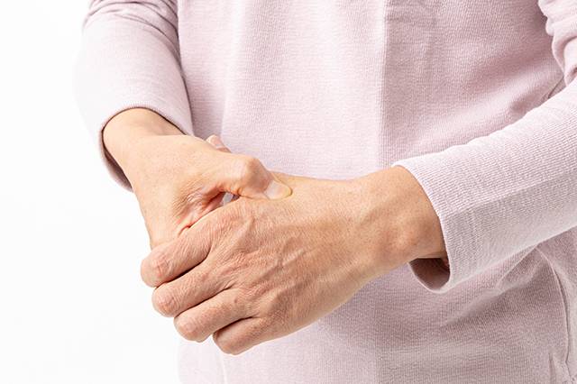 손등의 핏줄이 도드라져 보이면 손등 지방이 줄고 피부 탄력이 떨어져 생기는 ‘손등 정맥류’를 의심할 수 있다./사진=클립아트코리아