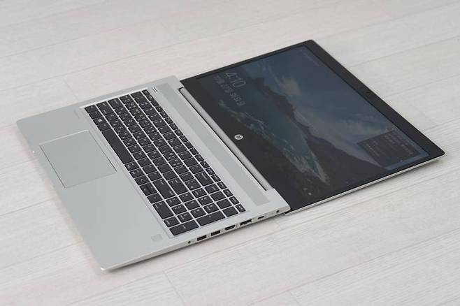 HP 프로북 455 G7은 180도 플립이 가능한 디스플레이를 탑재했다. 출처=IT동아