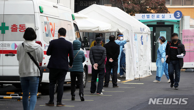 [서울=뉴시스]홍효식 기자 = 27일 오전 서울 중구 국립중앙의료원에 마련된 신종 코로나바이러스 감염증(코로나19) 선별진료소를 찾은 시민들이 코로나19 검사를 받기 위해 줄지어 대기하고 있다. 2020.10.27. yesphoto@newsis.com