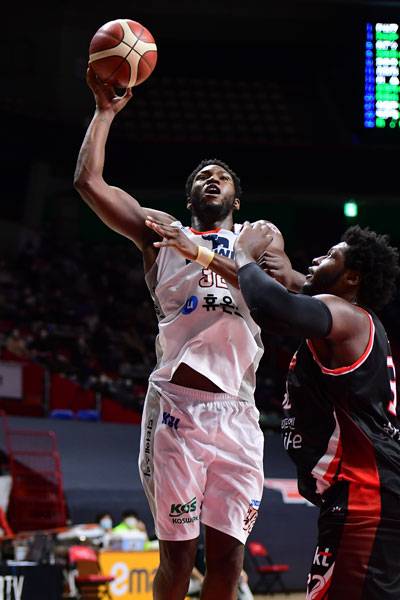 전자랜드 헨리 심스. 사진제공｜KBL