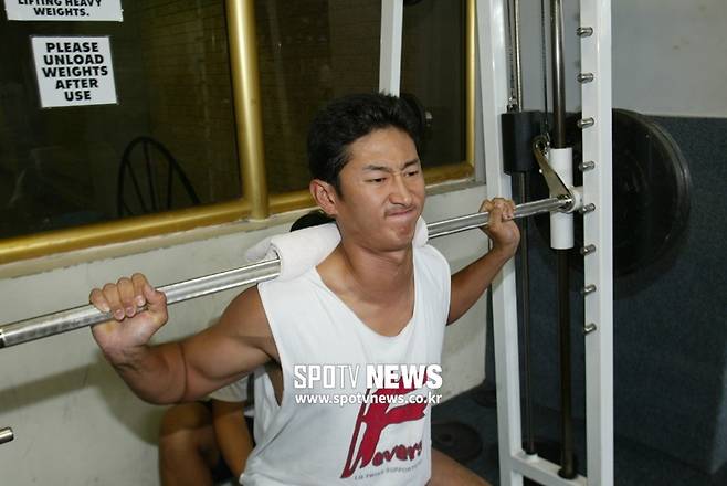 ▲ 박용택은 경기에 앞서 오후 1시쯤 야구장에 도착하면 웨이트트레이닝부터 시작한다. 자신만의 루틴이 촘촘히 정해져 있어 경기 전에는 장시간 인터뷰를 하기 힘든 선수로 꼽힌다. ⓒLG 트윈스