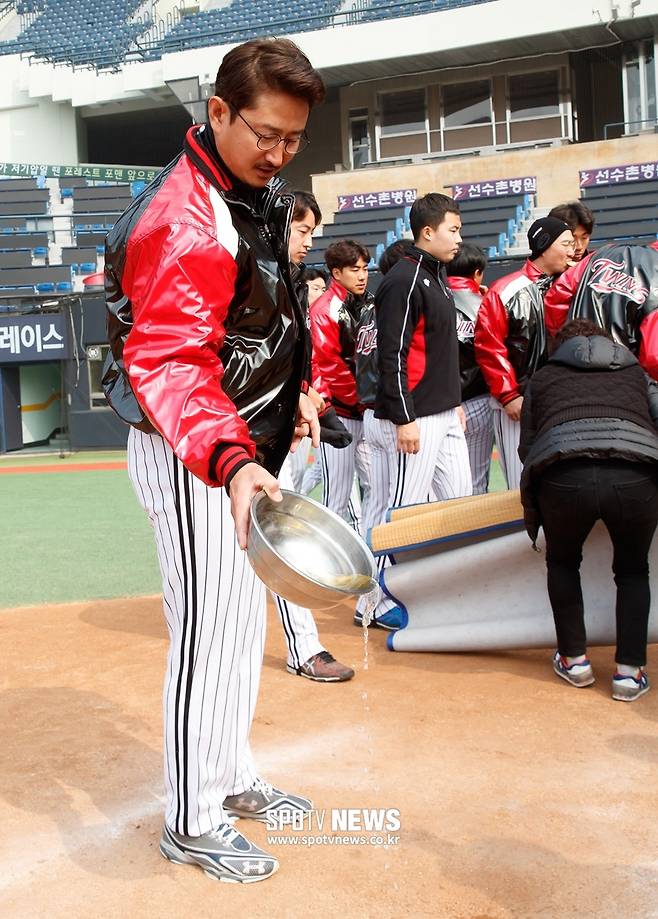 ▲ 박용택은 항상 야구를 경건하게 대한다. 그라운드는 삶의 터전이다. 액운이 없기를 바라는 마음에서 고사를 지낸 술을 그라운드에 붓고 있다. ⓒ한희재 기자