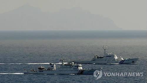 중국과 일본의 영유권 분쟁 수역인 센카쿠(尖閣·중국명 댜오위다오<釣魚島>)열도 인근 해상에서 중국 해경 선박과 일본 해상보안청 순시선이 나란히 항행하고 있다. [교도=연합뉴스 자료사진]