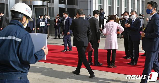 문재인 대통령이 2021년도 정부 예산안 처리를 위한 시정연설을 위해 28일 오전 서울 여의도 국회 본청으로 들어서며 체온 측정을 하고 있다. 문 대통령 앞에서 류호정 정의당 의원이 중대재해기업차벌법 촉구 1인 시위를 벌이고 있다. 2020.10.28/뉴스1 © News1 박세연 기자