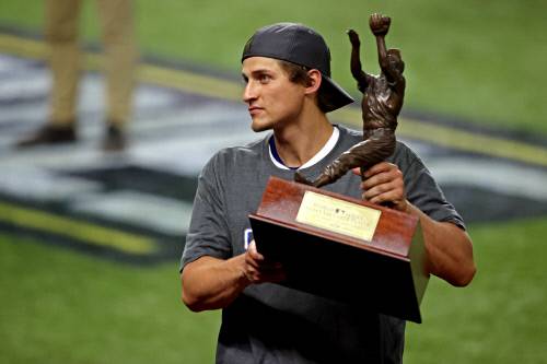 내셔널리그 챔피언십 MVP에 이어 월드시리즈 MVP도 수상한 LA 다저스 유격수 코리 시거가 트로피를 들어 올리고 있다. 알링턴(텍사스)|유에스튜데이지연합뉴스