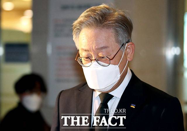 이재명 경기지사는 18일 자신의 페이스북에 '공동체의 행복이 국가의 존재 이유임을 보여주어야 할 때입니다'라는 제목을 글을 올려 문재인 정부를 우회적으로 비판했다. /이덕인 기자