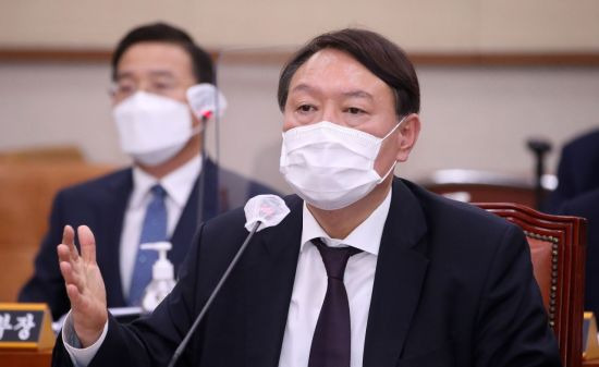 윤석열 검찰총장이 지난 22일 서울 여의도 국회에서 열린 법제사법위원회의 대검찰청 국정감사에서 질의에 답변하고 있다. /사진=연합뉴스