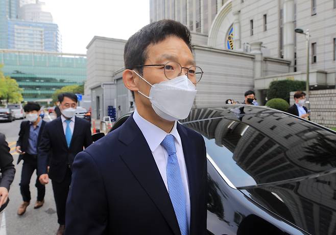 안태근 전 법무부 검찰국장이 파기환송심에서 무죄를 선고받은 후 서울 서초구 서울중앙지방법원을 나서고 있다/뉴시스