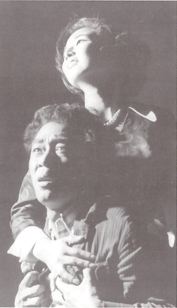 연극 동거인(1969) 당시의 모습. (사진=도서 정욱 배우인생 60년(출판사 동행) 발췌)