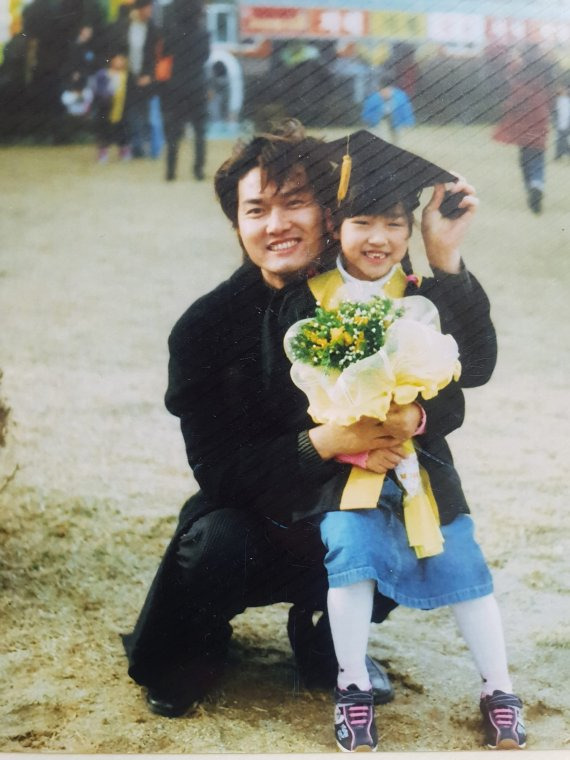 유치원 졸업식에서 아빠(김성환 48세)와 함께 /사진=김혜진씨 제공