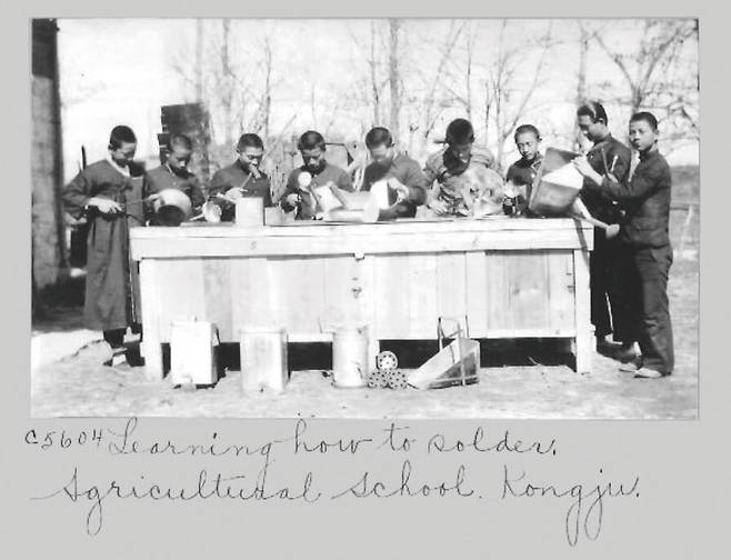 납땜 실습을 하는 남학생들.