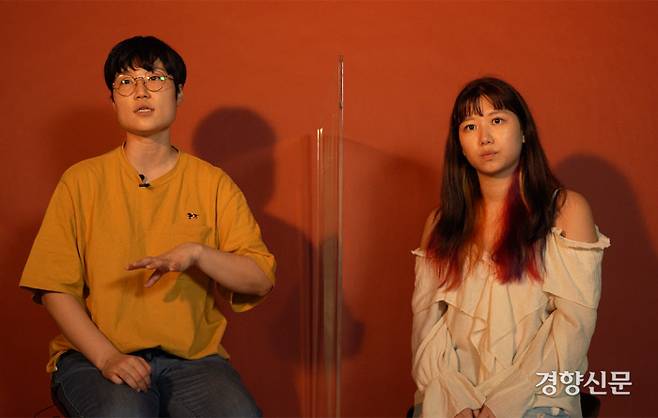‘반성매매인권행동 이룸’의 유나 활동가와 혜진 활동가에게 2020년 성매매 산업에 대해 질문했다. ‘여성의 시간을 돈으로 사서 지불한 만큼 어떠한 성적 요구도 할 수 있다.’ 두 활동가는 이 같은 시각이 당연하게 통용되는 유흥산업을 남성들의 놀이 문화로 인정하는 한국 사회의 구조가 성매매 산업을 키웠다고 했다. 최유진 PD