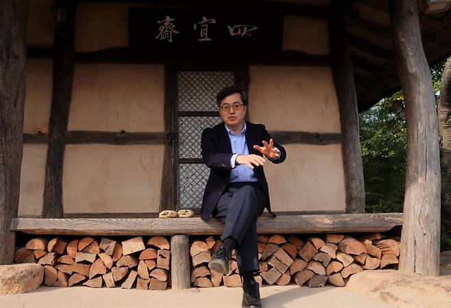 김동연 전 경제부총리 겸 기획재정부 장관이 전남 강진에 있는 다산 정약용 유배지인 `사의재` 대청마루에 앉아 경세유표 내용을 언급하며 나라 앞날에 대해 걱정하는 발언을 하고 있다. [정혁훈 기자]