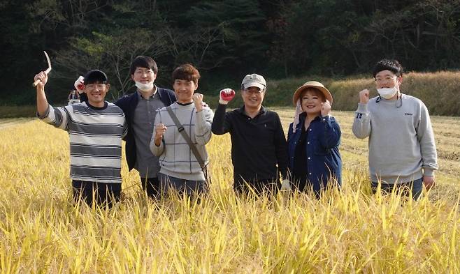 김동연 전 경제부총리(왼쪽 네번째)가 강선아 우리원 대표(다섯번째) 등 청년 농부들과 함께 추수 체험을 한 뒤 누렇게 익은 벼를 배경으로 화이팅을 외치고 있다. [정혁훈 기자]