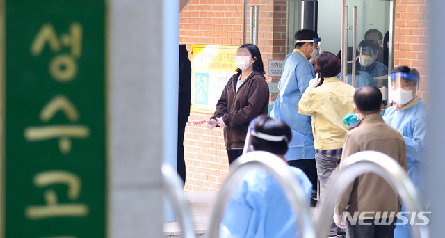 [서울=뉴시스] 이영환 기자 = 성수고등학교 학생들이 27일 오전 서울 성동구 성수고등학교에 마련된 선별진료소에서 신종 코로나바이러스 감염증(코로나19) 검사를 받고 있다. 성동구는 성수고 3학년 학생이 26일 확진판정을 받아 학생 및 교직원을 대상으로 코로나19 검사를 진행한다고 밝혔다. 2020.10.27. 20hwan@newsis.com