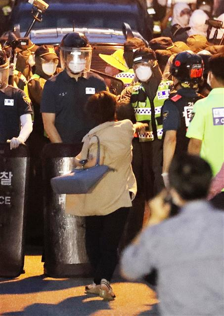 역학조사중인 사랑제일교회 진입시도하는 강연재 변호사 - 이강호 중앙사고수습본부수도권 긴급대응 반장을 비롯한 대응반이 20일 오후 역학조사중인 서울 성북구 사랑제일교회에서 강연재 변호사가 진입을 시도하고 있다. 2020.8.20/뉴스1