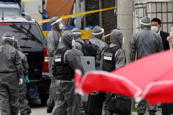 사랑제일교회 역학조사 실시 - 중앙사고수습본부, 중앙방역대책본부, 서울시 등 관계자들이 20일 오후 서울 성북구 사랑제일교회 역학조사를 하기 위해 준비하고 있다. 2020.8.20 연합뉴스