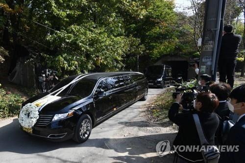 수원 장지 도착한 이건희 삼성 회장 운구차      (수원=연합뉴스) 홍기원 기자 = 고(故) 이건희 삼성 회장 운구 차량이 28일 오후 장지인 경기도 수원시 선산에 도착하고 있다. 2020.10.28      xanadu@yna.co.kr (끝)