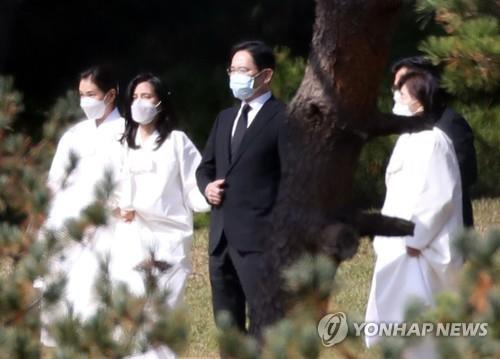 고 이건희 회장 장지로 이동하는 유가족들      (수원=연합뉴스) 홍기원 기자 = 28일 오후 경기도 수원시 선산에 마련된 고(故) 이건희 삼성 회장 장지에서 이서현 삼성복지재단 이사장(왼쪽부터), 이부진 호텔신라 대표, 이재용 삼성전자 부회장, 홍라희 전 리움미술관장이 장지로 이동하고 있다. 2020.10.28      xanadu@yna.co.kr  (끝)