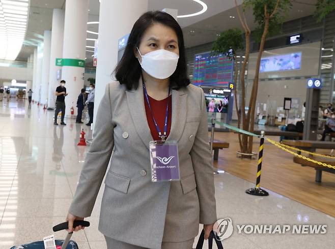 귀국하는 유명희 통상교섭본부장 유명희 산업통상자원부 통상교섭본부장이 2020년 9월 18일 세계무역기구(WTO) 사무총장 선거에서 지지를 확보하기 위해 방문한 미국 일정을 마치고 인천국제공항 2터미널을 통해 귀국하고 있다. [연합뉴스 자료사진]