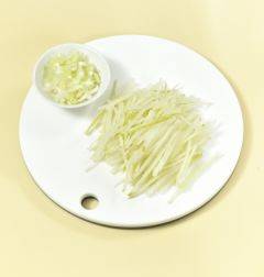 1. 무는 일정한 두께로 채 썰고 대파는 반으로 갈라 송송 썬다.