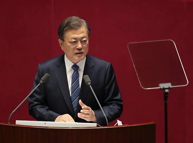 문재인 대통령이 28일 국회에서 2021년도 예산안 및 기금운용 계획안에 대한 정부의 시정연설을 하고 있다. /이덕훈 기자