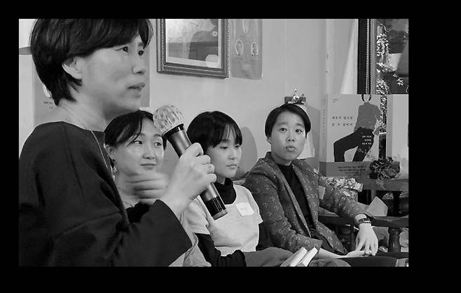 ‘어딘글방’을 운영하며 글쓰기를 가르친 작가 김현아(어딘·왼쪽 첫번째)가 자신의 제자인 이슬아·이다울·이길보라의 북토크에서 사회를 보고 있다. 이슬아 작가 제공