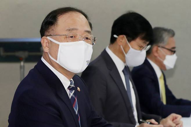 홍남기 부총리가 지난 28일 정부서울청사에서 열린 ‘제9차 부동산시장 점검 관계장관회의’에서 전세시장 안정화에 최선을 다하겠다고 다짐했다. /사진=공동취재단