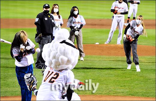 ▲ 환불원정대 은비 '시구하랬더니 천옥에게 쾅!'