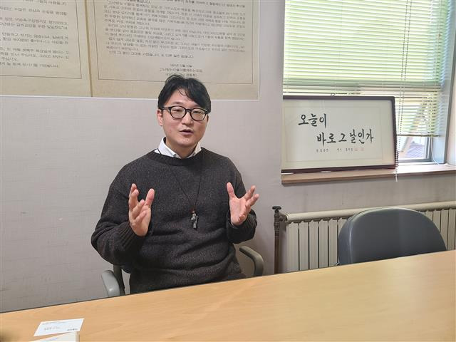 이동환 수원 영광제일교회 목사가 지난 27일 서울 서대문구의 한 공간에서 인터뷰를 하고 있다.