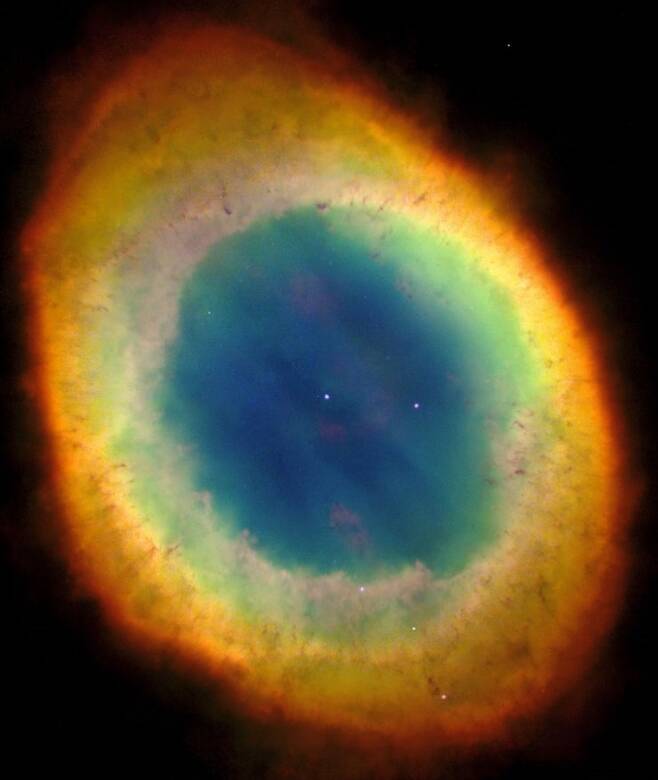 80억 년 후 우리 태양의 모습을 보여주는 행성상 성운 고리성운 NGC 6720. 거문고자리에 있는 성운으로, 작은 망원경으로도 보인다. 중심에 폭발한 별이 보인다.사진=NASA