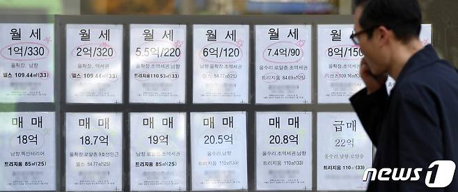 28일 서울 시내 부동산 공인중개사 사무소에 전세, 월세, 매매 등 매물 정보가 붙어있다. © News1 안은나 기자