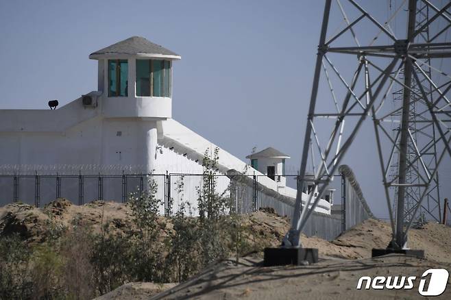 2019년 5월30일 촬영된 중국 신장 지역 외곽에 위구르족 등이 강제 구금된 것으로 추정되는 '재교육' 시설 ⓒ AFP=뉴스1