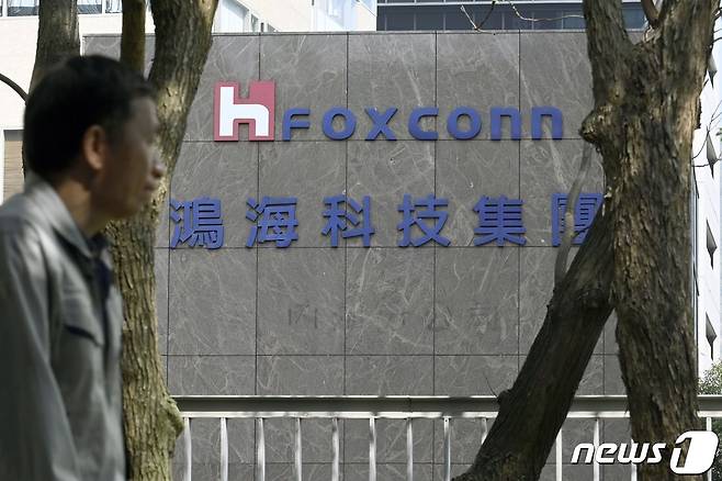 스티브 잡스 전 애플 CEO도 '자살 공장' 비판을 받은 폭스콘에 대해 "노동력 착취가 없으며, 폭스콘의 자살률은 중국 평균보다 낮다"고 말해 많은 비난을 받았다. ⓒ AFP=뉴스1