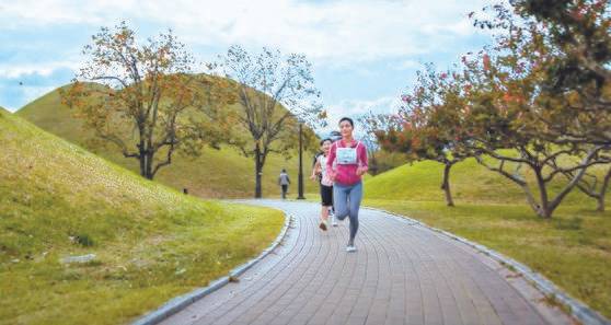 달리기를 주제로 한 경주 관광 영상. 대릉원·첨성대·월정교 등의 명승지를 무대 삼아 쉼 없이 달린다. [사진 한국관광공사]