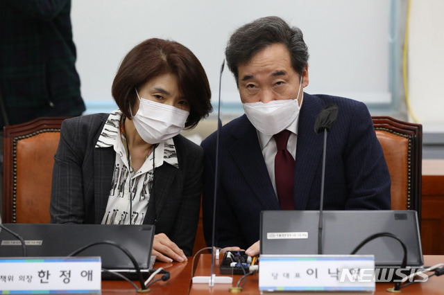 [서울=뉴시스]김선웅 기자 = 더불어민주당 이낙연 대표가 29일 오후 국회에서 열린 제19차 온택트 의원총회에서 한정애 정책위의장과 대화를 나누고 있다. (공동취재사진) 2020.10.29.   photo@newsis.com