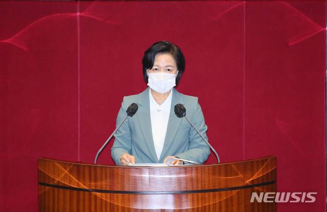 [서울=뉴시스] 김진아 기자 = 추미애 법무부장관이 지난 29일 서울 여의도 국회에서 열린 본회의에서 더불어민주당 정정순 의원 체포동의안에 대해 설명하고 있다. (공동취재사진) 2020.10.29. photo@newsis.com